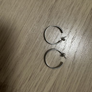 Boucles d'oreilles créoles argentées avec motif