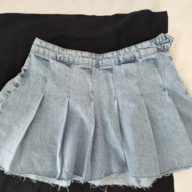 Mini gonna in denim con pieghe piatte, taglia M