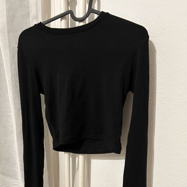 Basic schwarzes crop shirt