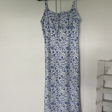 Abito floreale blu e bianco