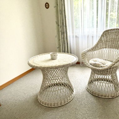 Geflochtener Korbsessel mit Tisch