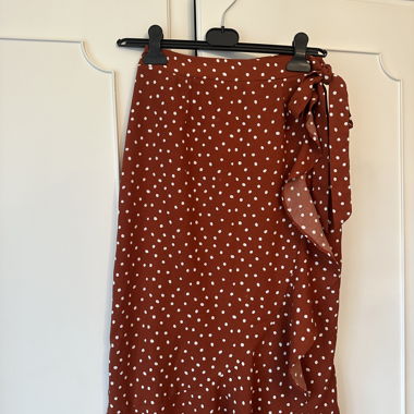 Gonna midi a portafoglio color ruggine a pois bianchi