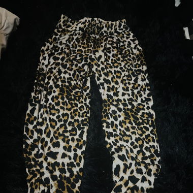 Leichte Sommerhose mit Leo-Muster Gr M