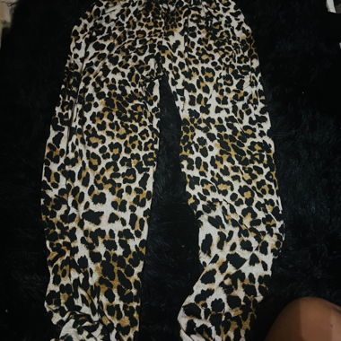 Leichte Sommerhose mit Leo-Muster Gr M