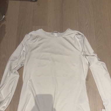 White basic t shirt