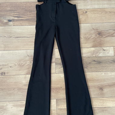 Pantalon évasé noir avec découpes aux hanches