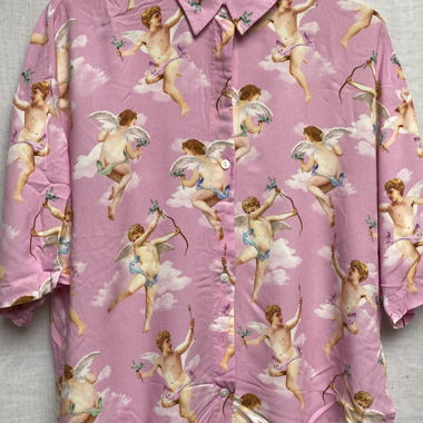 Chemise rose Bershka avec imprimé d’anges