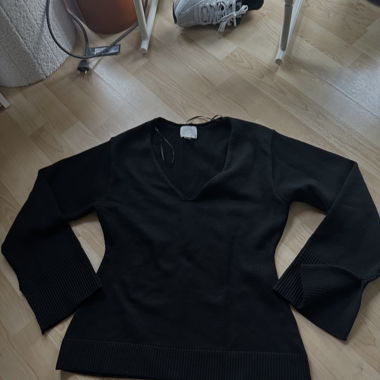 Black hourglass shape sweater 