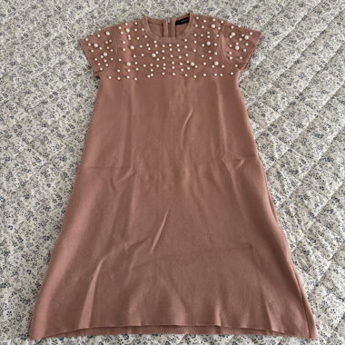 Robe courte rose avec ornements en perles