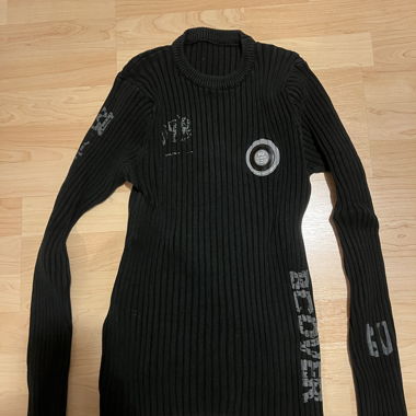 Schwarzer Rippstrick-Pullover