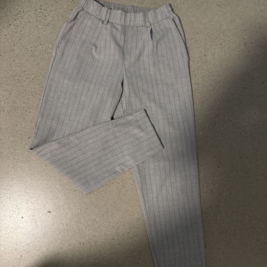 Pantalon en tissu gris à rayures