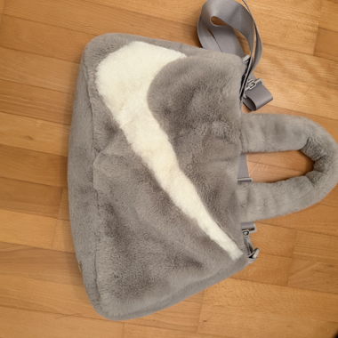 Borsa a tracolla grigia e soffice con logo nike