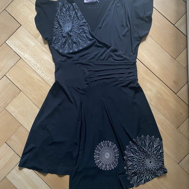 Abito Desigual nero con motivo