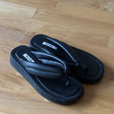 Sandales noires NA-KD