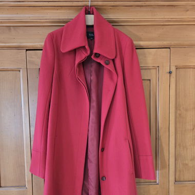 Roter Wollmantel