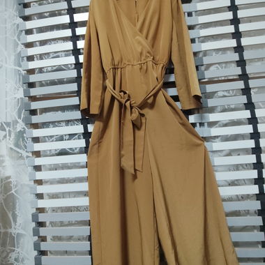Gelber Jumpsuit mit Taillengurt