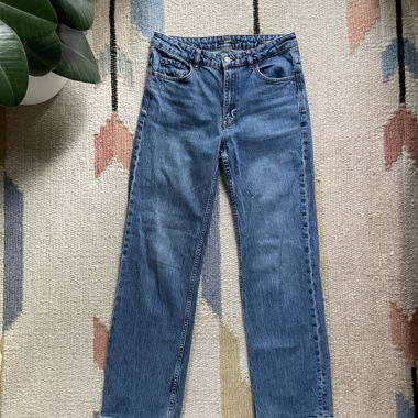 Jean en denim bleu coupe droite