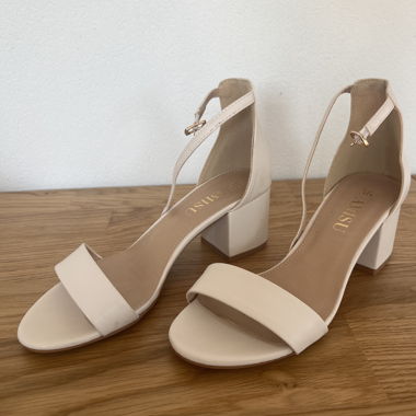 Décolleté con cinturini beige