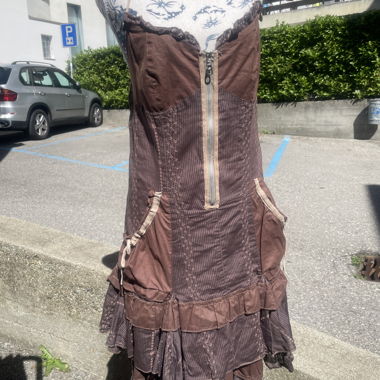 Braunes Kleid mit Volants