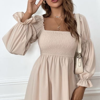 Beiges Kleid mit Puffärmeln 