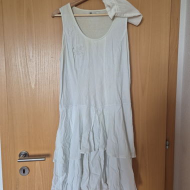 Cremefarbiges ärmelloses Kleid