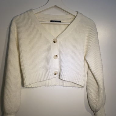 Strickpullover weiss mit Knöpfen