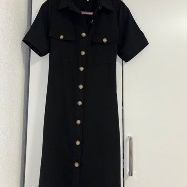 Abito camicia nero con bottoni a patta