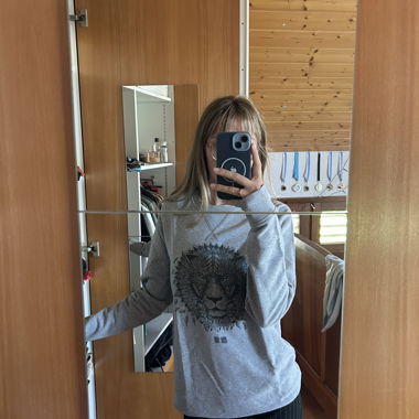 Gestrickter Pullover grau