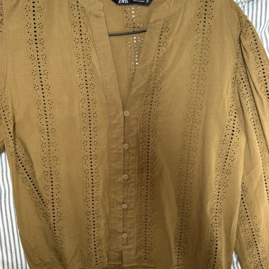 Blusa verde oliva con pizzo 