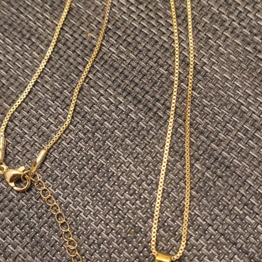 Collana con ciondolo color oro