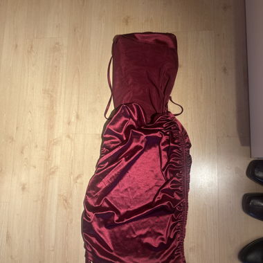 Robe courte en satin bordeaux