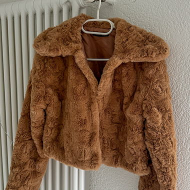 Cropped coat with faux fur