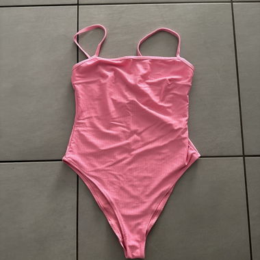 Costume intero a coste rosa