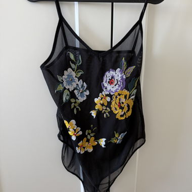 Schwarzer bestickter Body mit Blumenmotiv