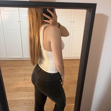 Top bianco a coste
