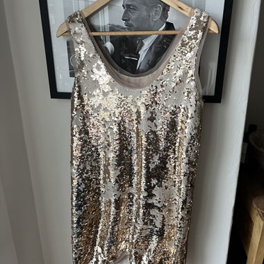 Vestito con paillettes oro
