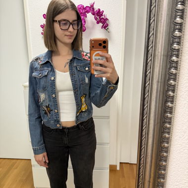 Bestickte Jeansjacke mit Patches