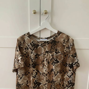 Oversized T-Shirt mit Schlangenprint