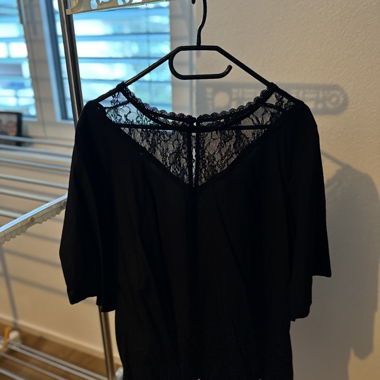 Blouse noire avec col en dentelle