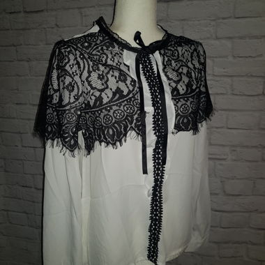 Blusa bianca e nera con pizzo