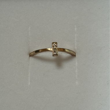 Anello dorato con dettaglio di pietra