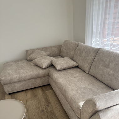 Neues Ecksofa mit Schlaf- und Stauraumfunktion