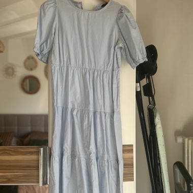 Helles blaues Midikleid mit Puffärmeln