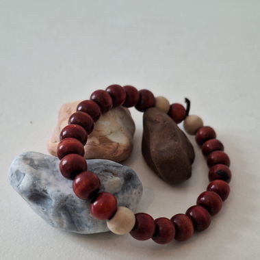 Bracelet avec des perles en bois