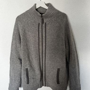 Giacca in maglia grigia con zip