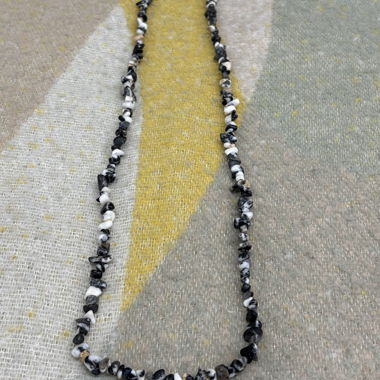 Collier noir et blanc style chip