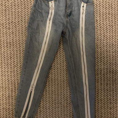 Jeans con cerniera apribile