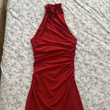 Kurzes rotes Kleid