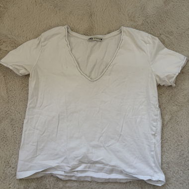 T-shirt bianca ZARA con scollo a V, taglia S