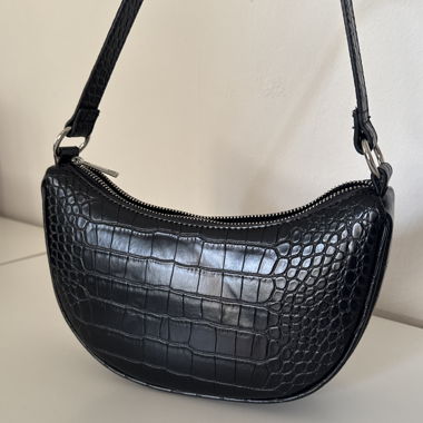 schwarze Schultertasche